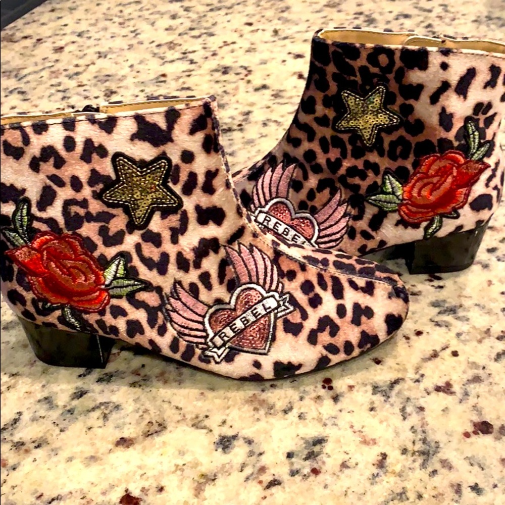 Brand New girls Booties Size 3. Never Worn.